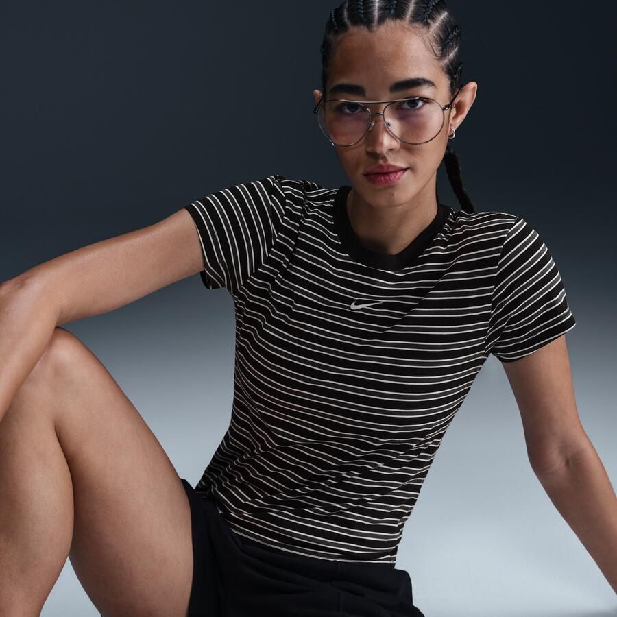 Nike Sportswear Chill Knit aansluitend gestreept T-shirt voor dames Zwart