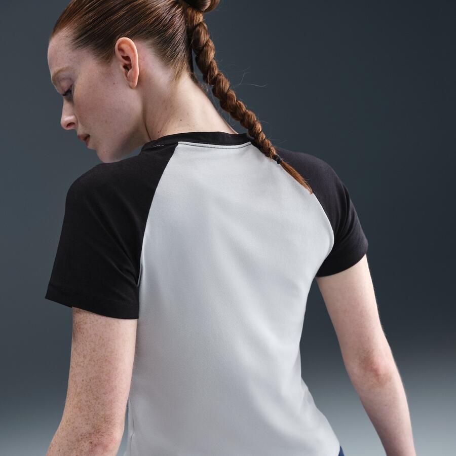 Nike Chill Knit aansluitend T-shirt met graphic voor dames Grijs