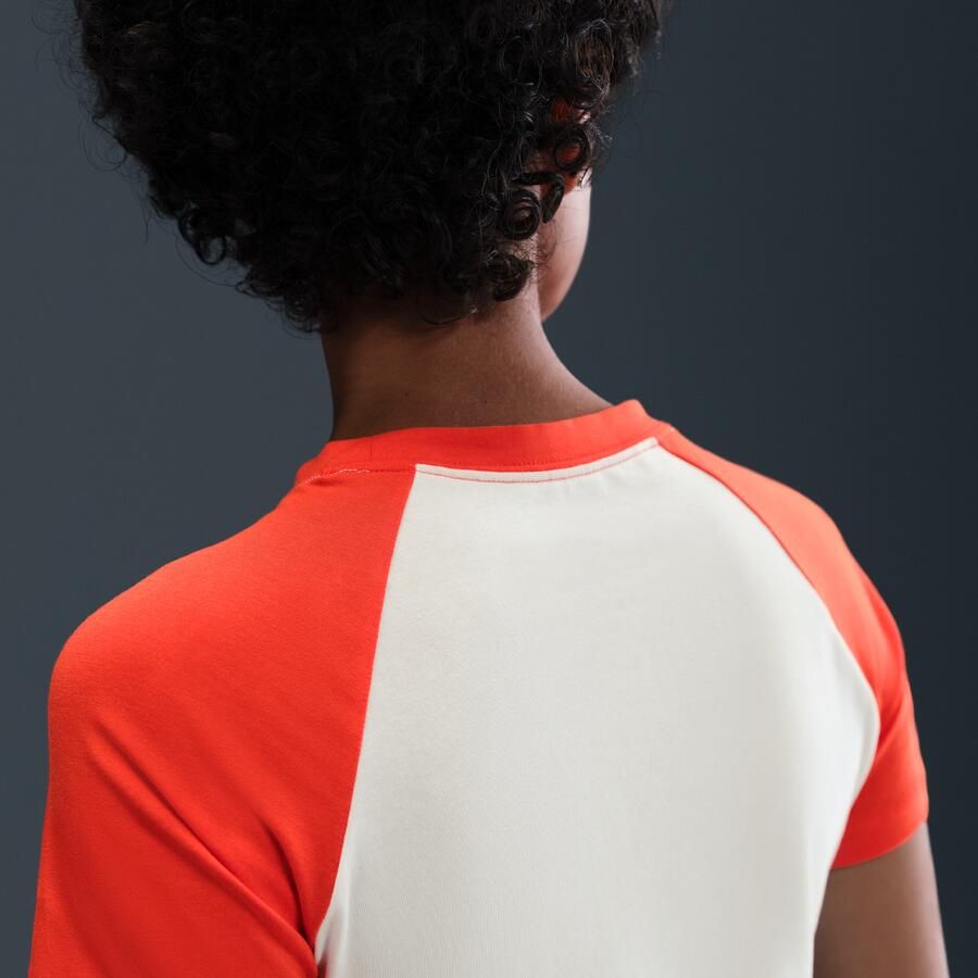 Nike Chill Knit aansluitend T-shirt met graphic voor dames Wit