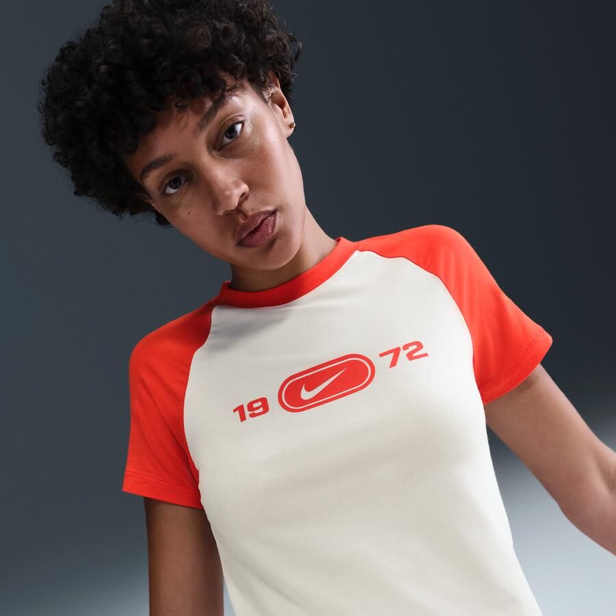 Nike Chill Knit aansluitend T-shirt met graphic voor dames Wit - Foto 2
