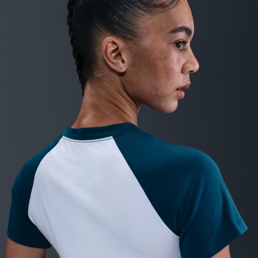 Nike Chill Knit aansluitend T-shirt met graphic voor dames Wit