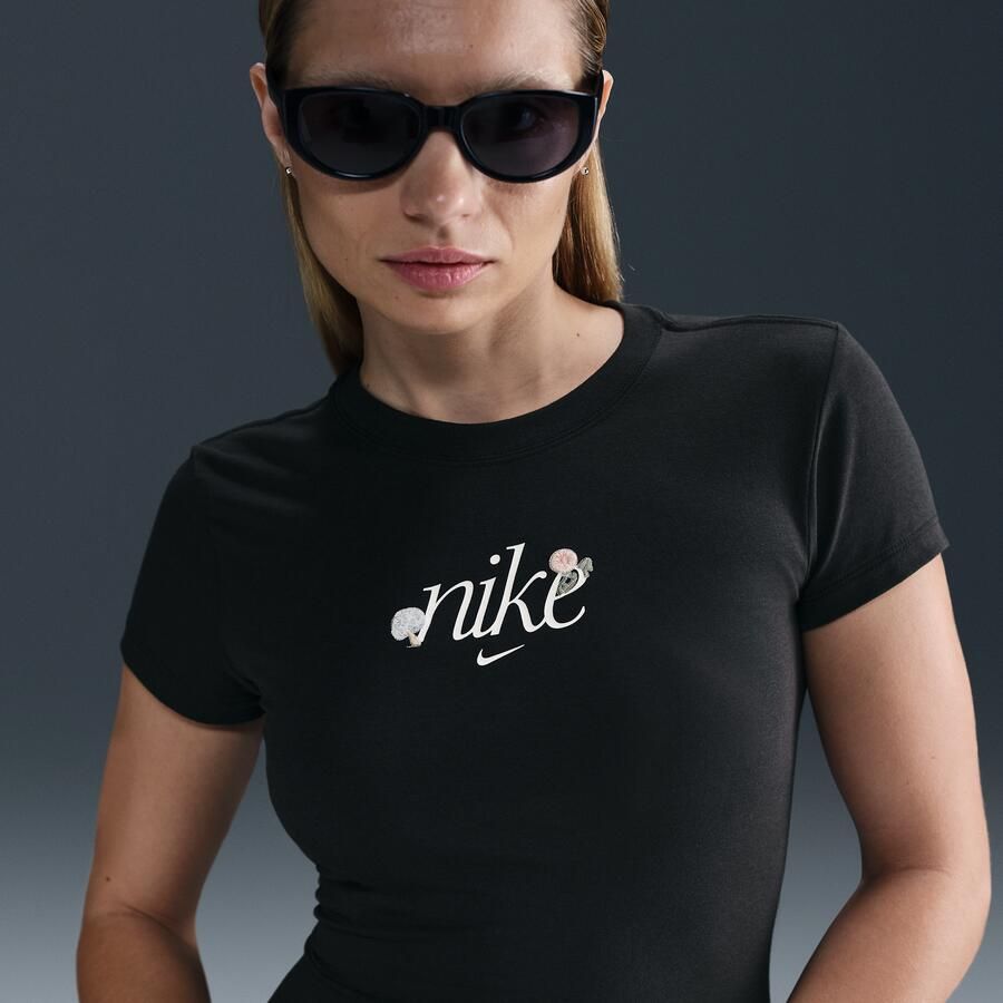 Nike Sportswear Chill Knit aansluitend T-shirt met graphic voor dames Zwart - Foto 4