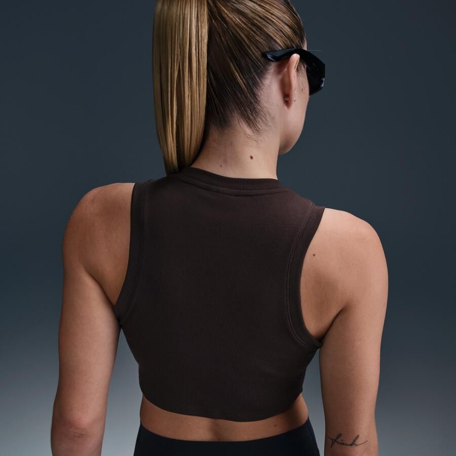 Nike Sportswear Chill Knit aansluitende korte tanktop met mini-rib voor dames Bruin