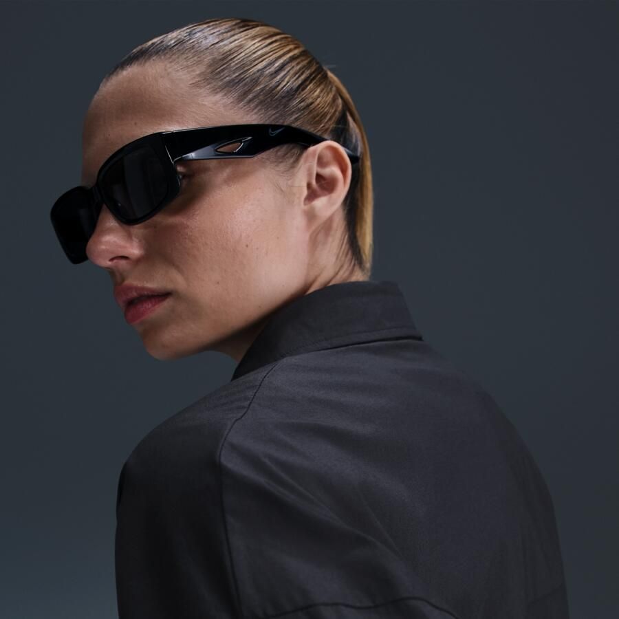 Nike Sportswear Chill Poplin ruimvallende damestop met lange mouwen en knoopsluiting Zwart