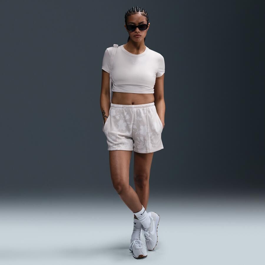 Nike Chill Terry shorts van sweatstof met print en halfhoge taille voor dames Bruin - Foto 4