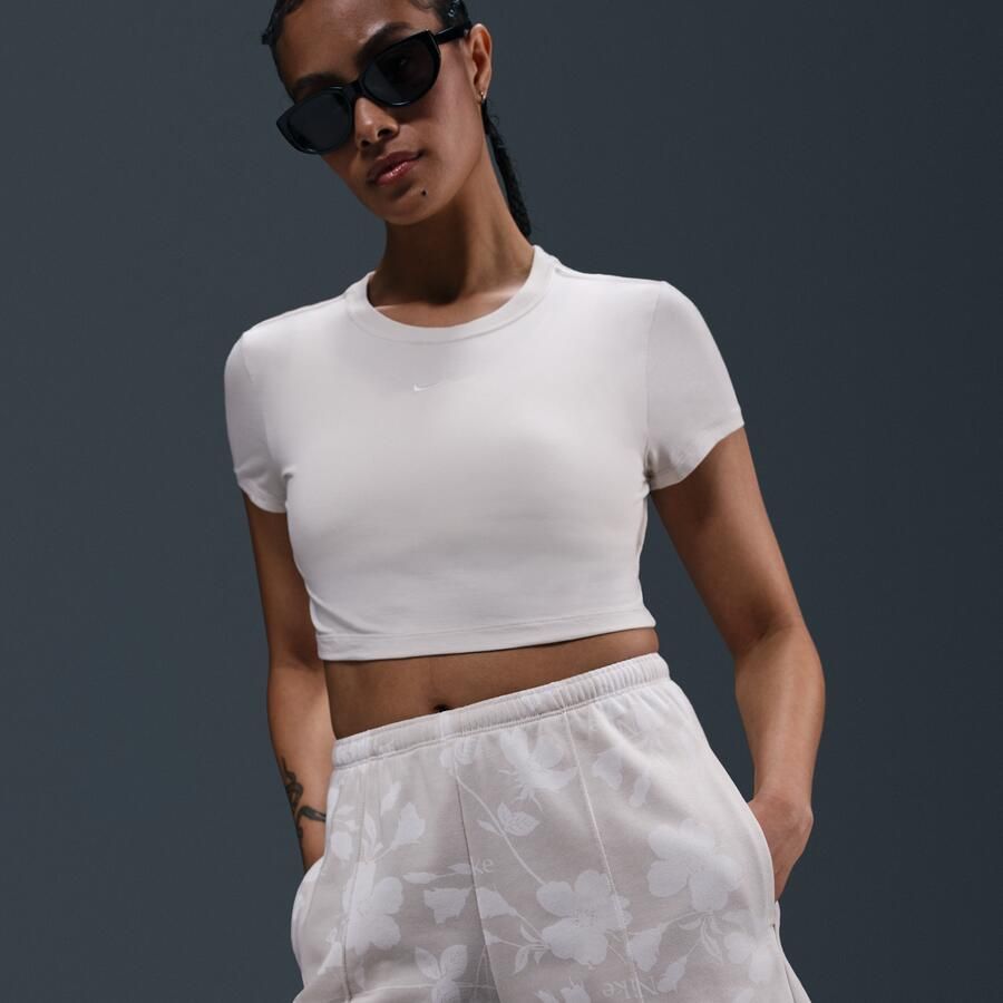 Nike Chill Terry shorts van sweatstof met print en halfhoge taille voor dames Bruin