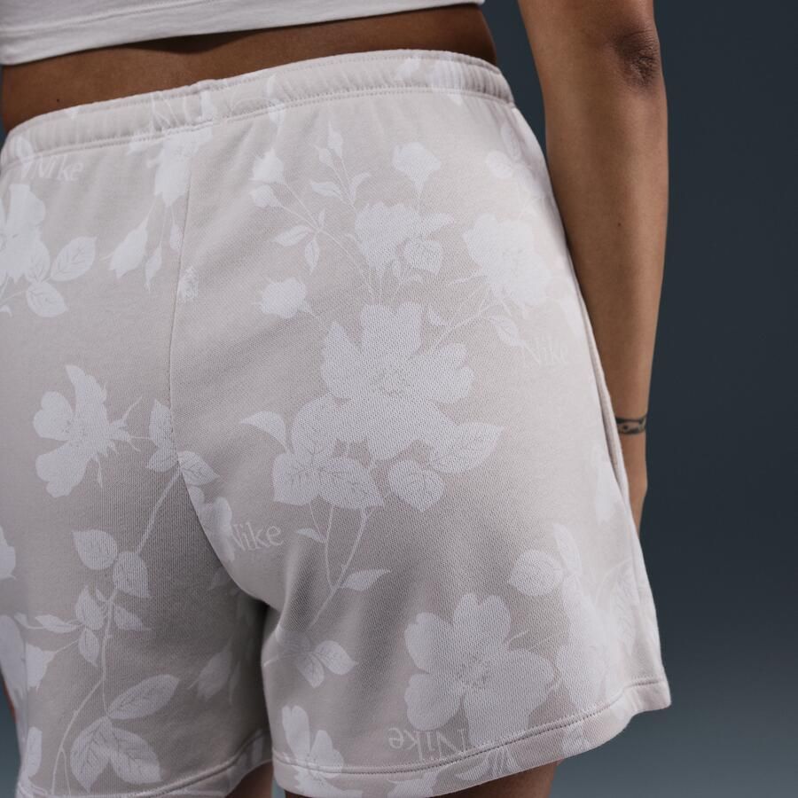 Nike Chill Terry shorts van sweatstof met print en halfhoge taille voor dames Bruin - Foto 2