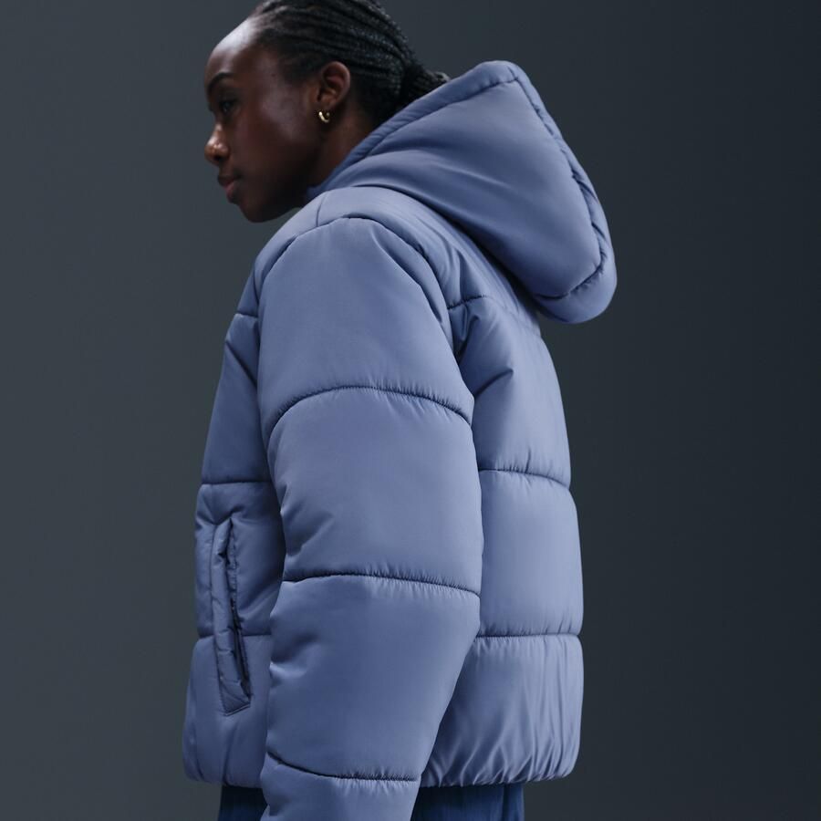Nike Classic Puffer Therma-FIT ruimvallend damesjack met capuchon Blauw