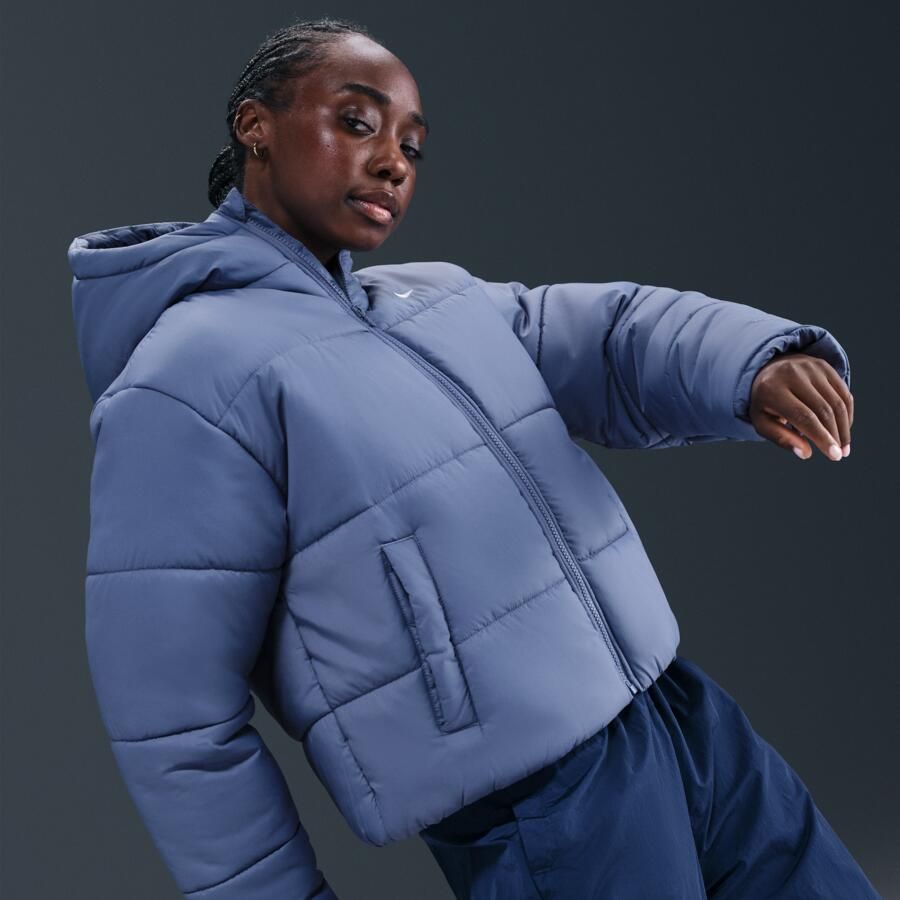 Nike Classic Puffer Therma-FIT ruimvallend damesjack met capuchon Blauw - Foto 2