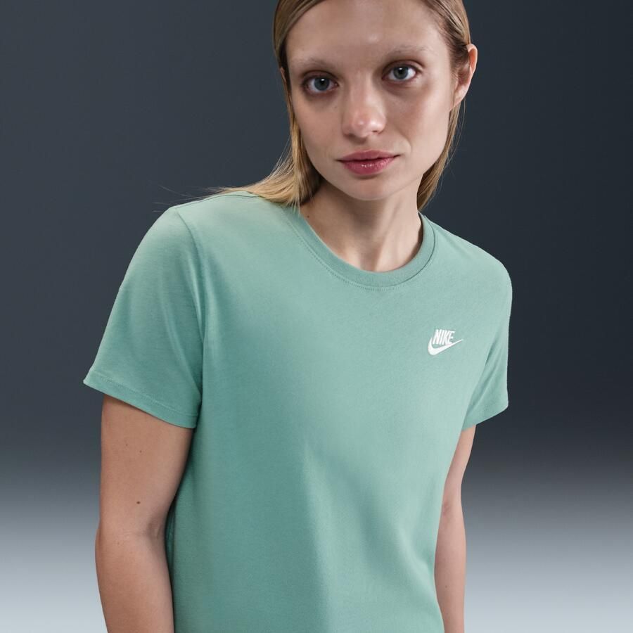 Nike Sportswear Club Essentials T-shirt voor dames Groen - Foto 4