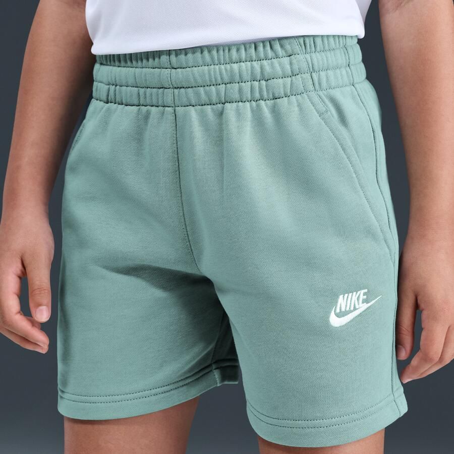 Nike Club Fleece meisjesshorts van sweatstof (13 cm) Groen