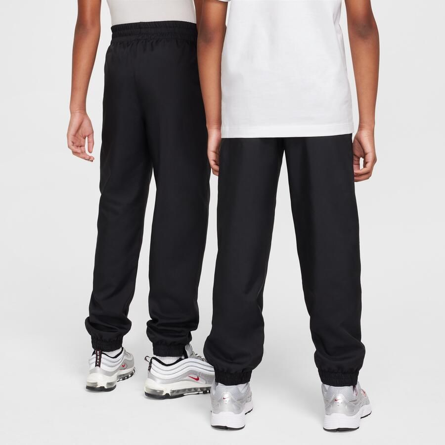 Nike Club geweven joggingbroek voor kids Zwart - Foto 4