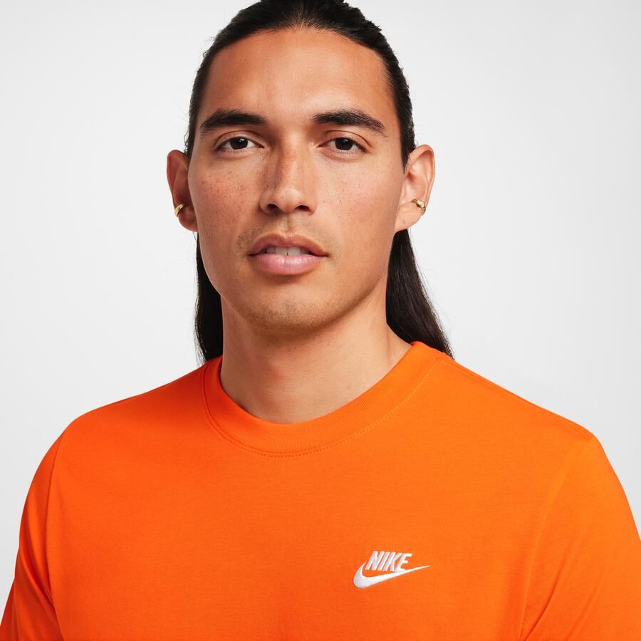 Nike Sportswear Club T-shirt voor heren Oranje