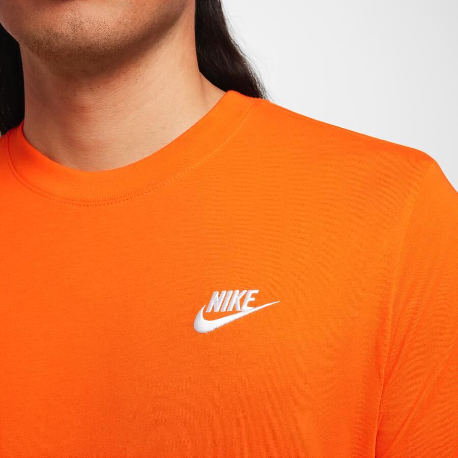 Nike Sportswear Club T-shirt voor heren Oranje - Foto 2