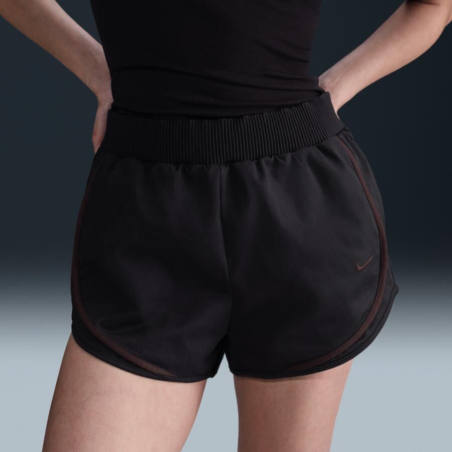 Nike Sportswear Collection damesshorts van keperstof met halfhoge taille Zwart