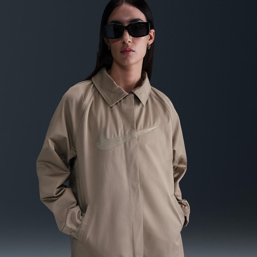 Nike Sportswear Collection ruimvallende trenchcoat van keperstof voor dames Bruin - Foto 4
