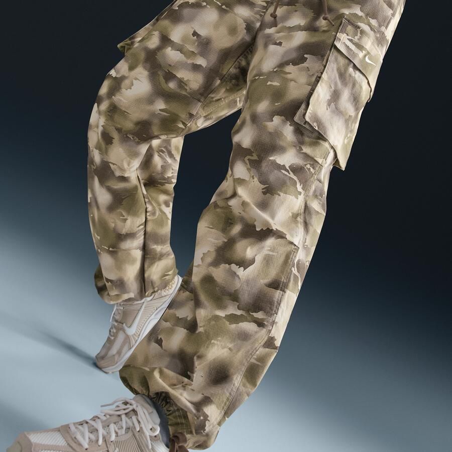 Nike oversized cargobroek met camouflageprint en halfhoge taille voor dames Bruin - Foto 4