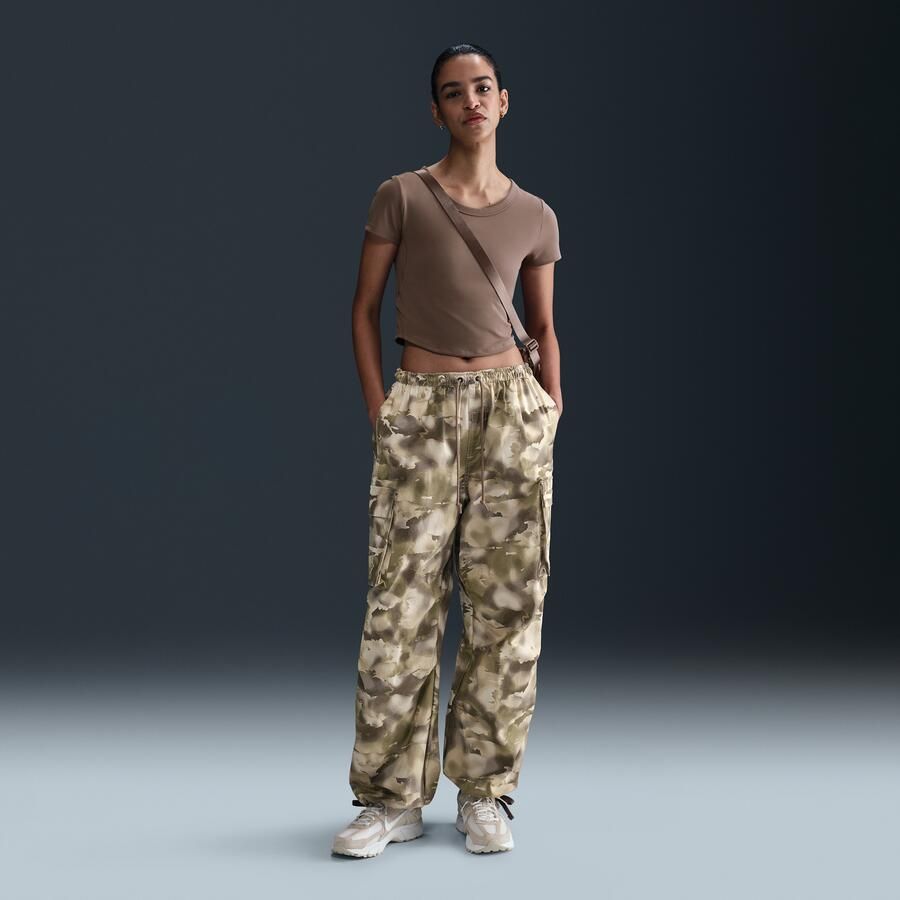 Nike oversized cargobroek met camouflageprint en halfhoge taille voor dames Bruin - Foto 3