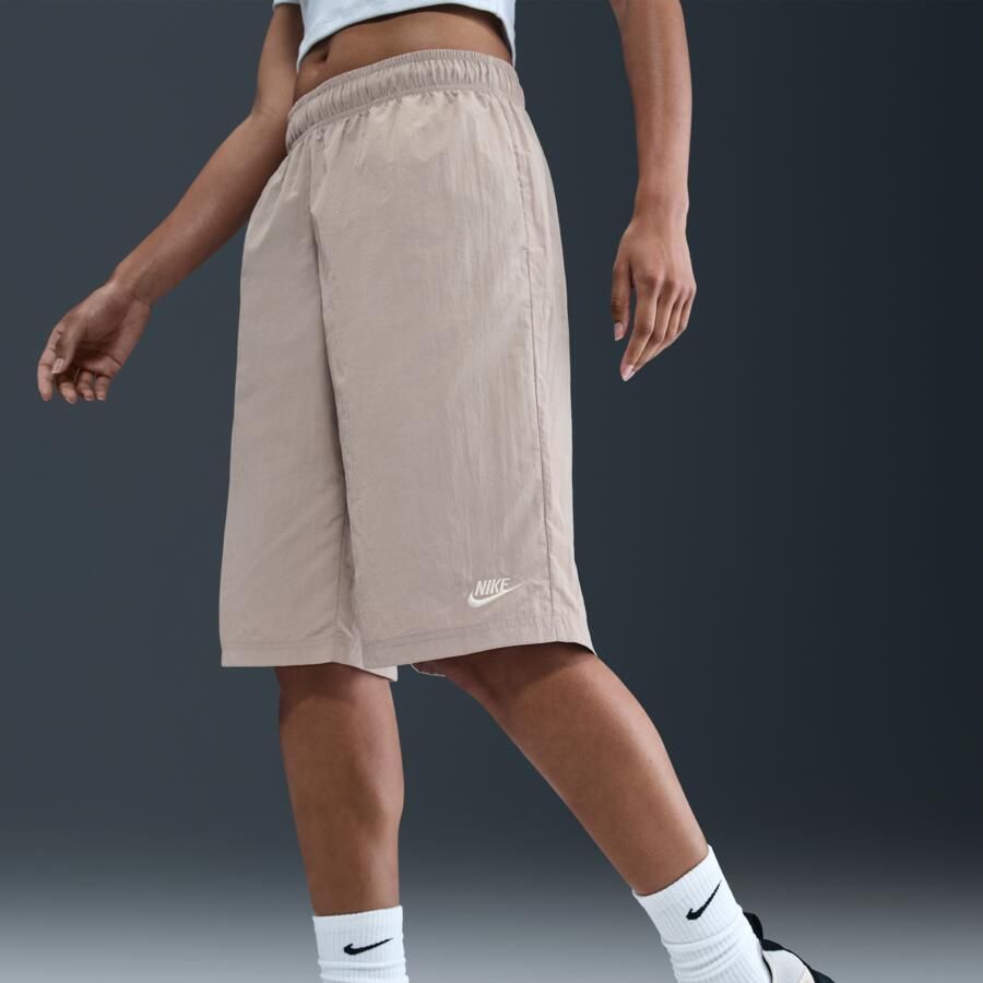 Nike Sportswear ruimvallende damesshorts met halfhoge taille op knielengte Grijs