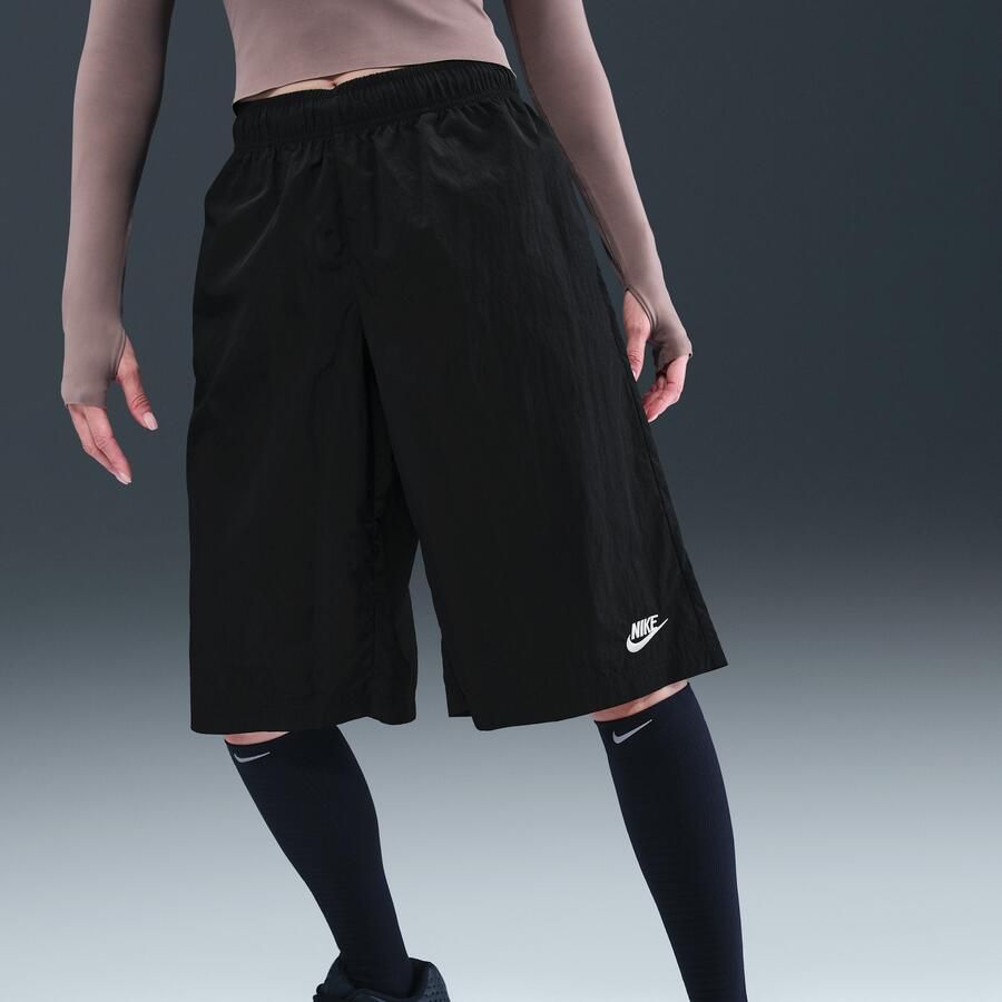 Nike ruimvallende damesshorts met halfhoge taille op knielengte Zwart