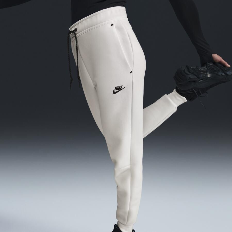 Nike Sportswear Tech Fleece joggingbroek met halfhoge taille voor dames Bruin - Foto 4