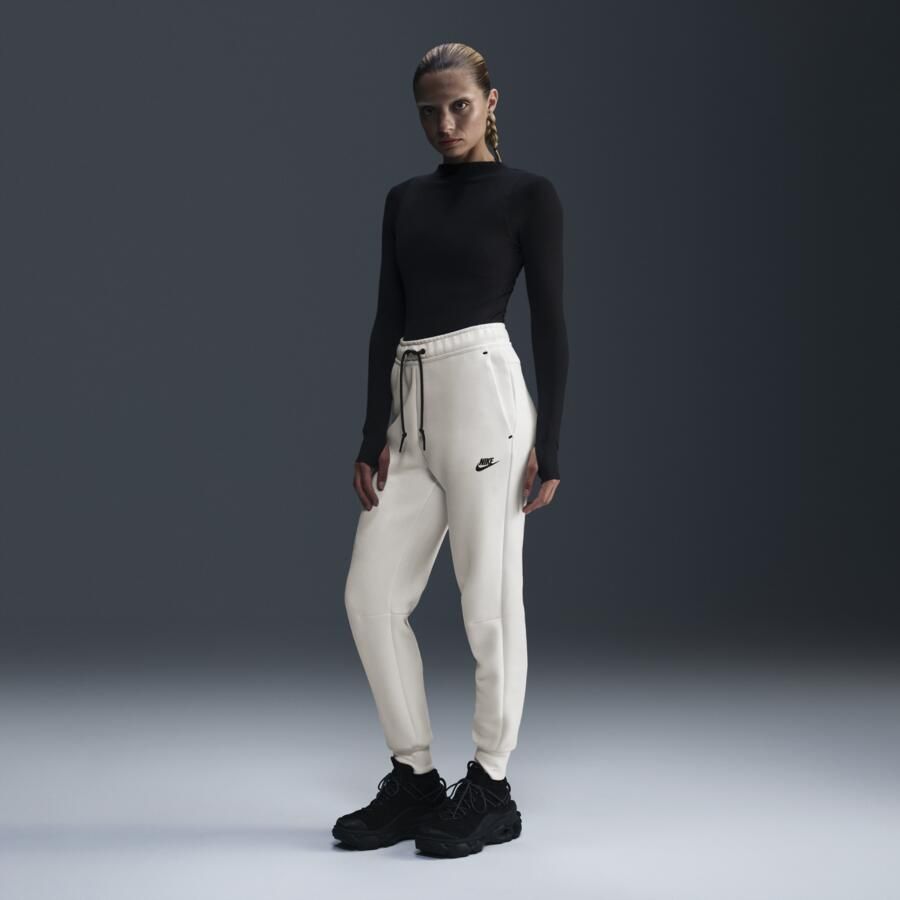 Nike Sportswear Tech Fleece joggingbroek met halfhoge taille voor dames Bruin - Foto 3