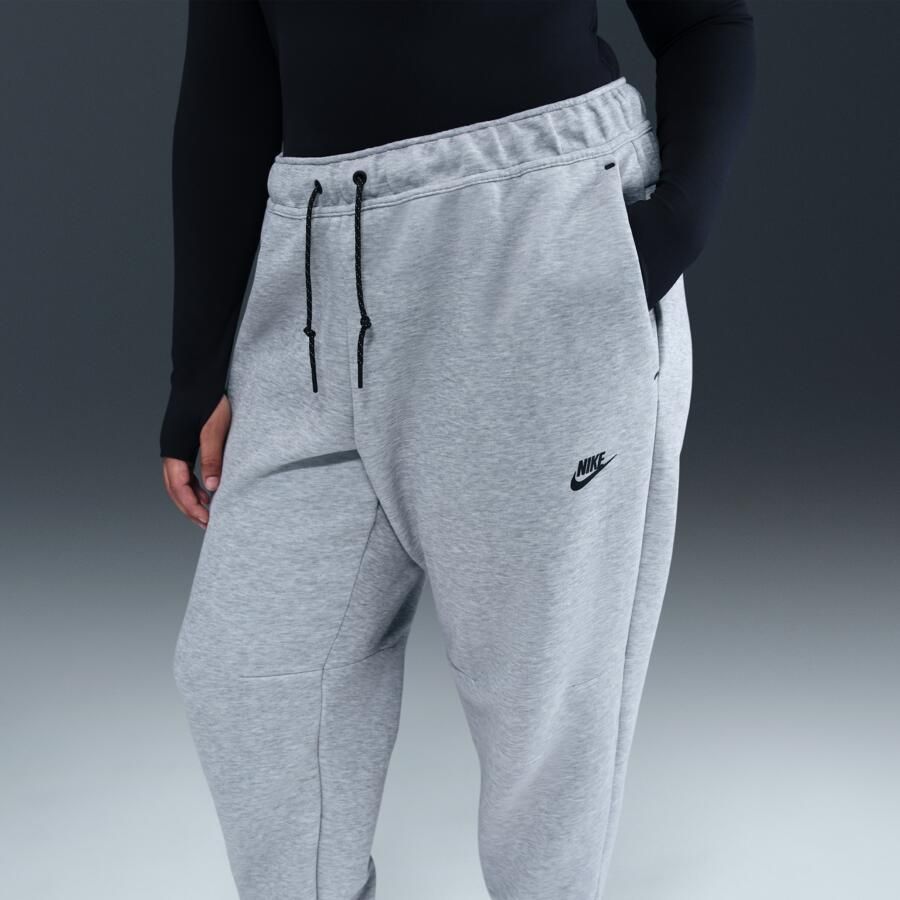 Nike Tech Fleece joggingbroek met halfhoge taille voor dames (Plus Size) Grijs