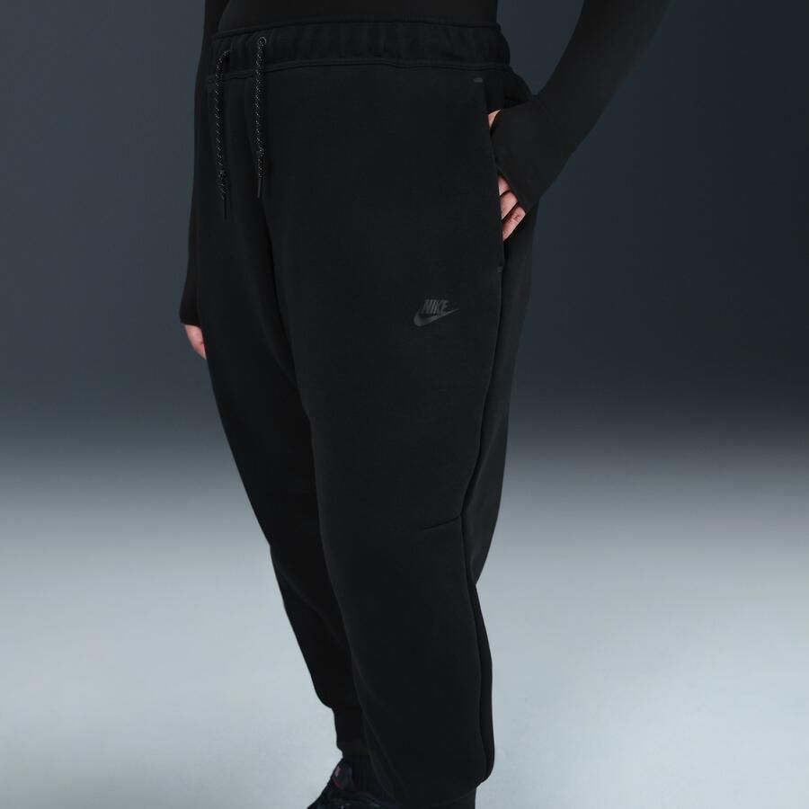 Nike Tech Fleece joggingbroek met halfhoge taille voor dames (Plus Size) Zwart