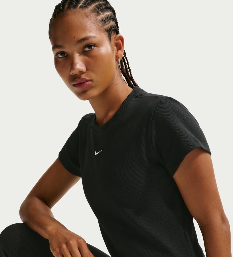Nike strak kort T-shirt met ribbels voor dames Zwart - Foto 3