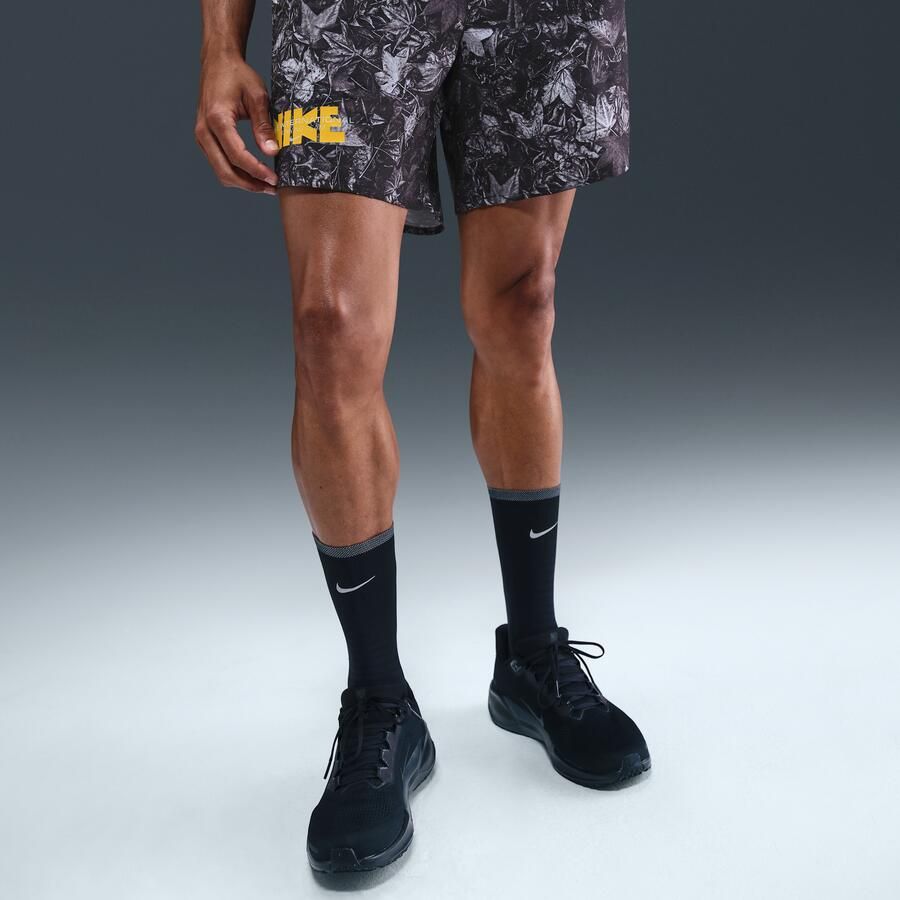 Nike Stride Dri-FIT hardloopshorts met print en binnenbroek voor heren (18 cm) Zwart