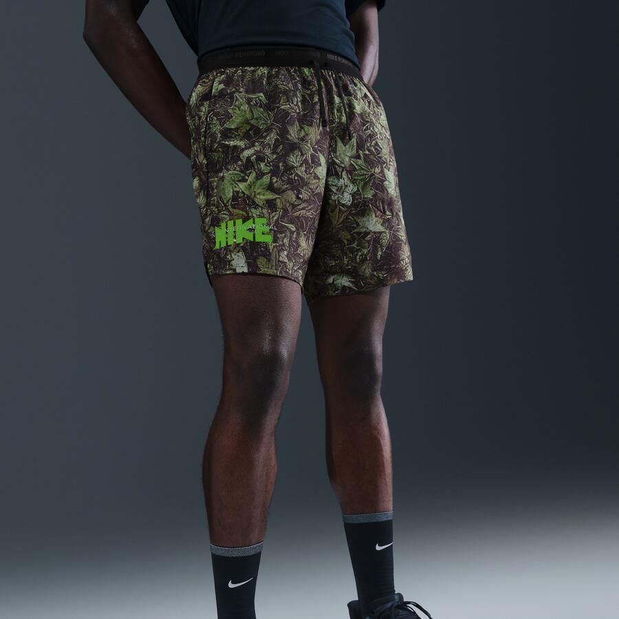 Nike Stride Dri-FIT hardloopshorts met print en binnenbroek voor heren (18 cm) Zwart