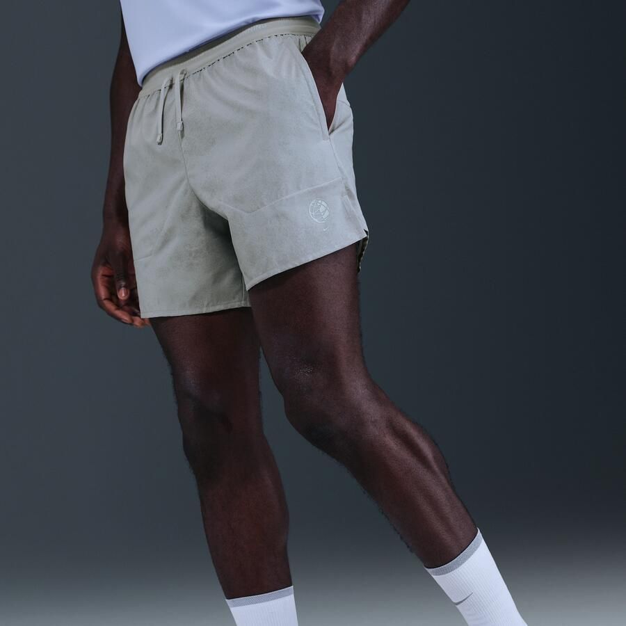 Nike Stride hardloopshorts met binnenbroek en reflecterende accenten voor heren (13 cm) Grijs