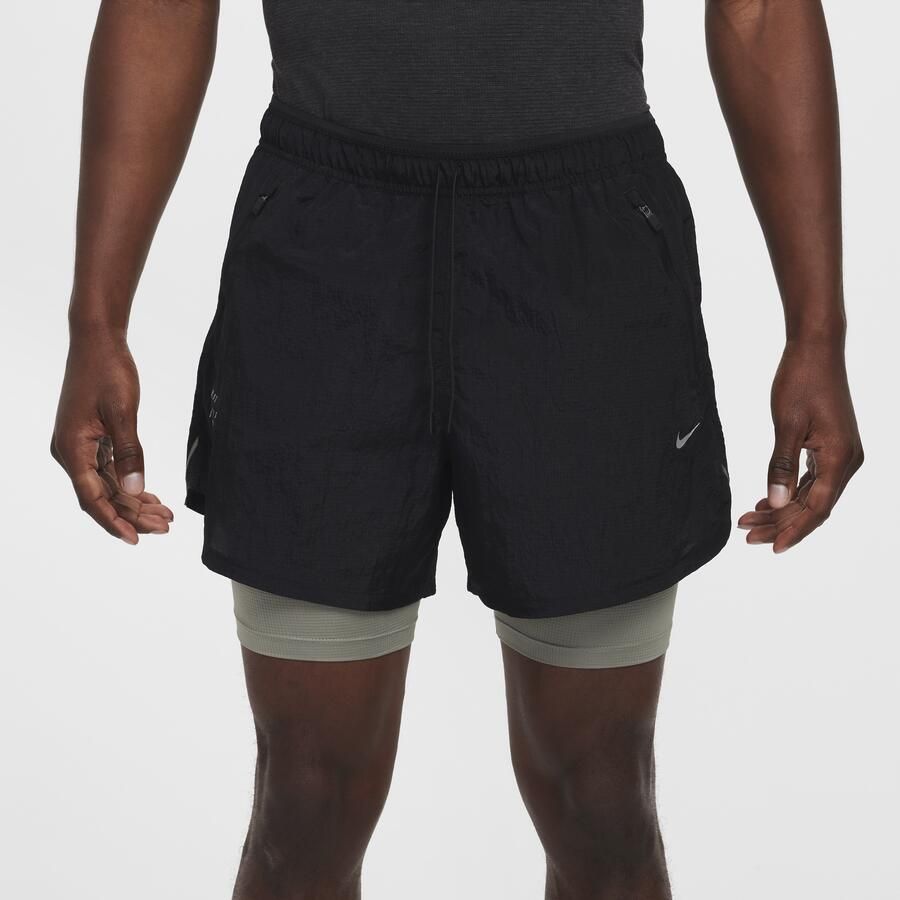 Nike Stride Running Division Dri-FIT waterafstotende 2-in-1 hardloopshorts voor heren (13 cm) Zwart