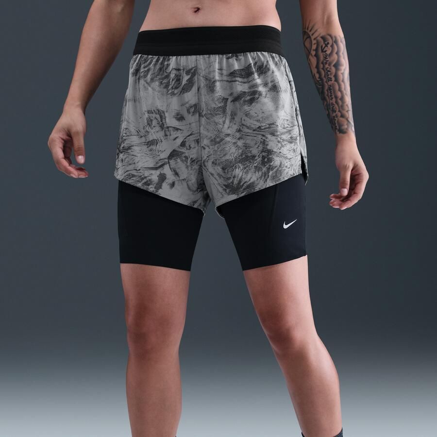 Nike Swift 2-in-1-hardloopshorts met halfhoge taille en reflecterend design voor dames Grijs