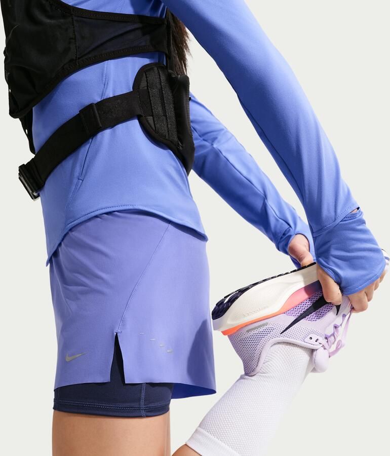 Nike Swift Dri-FIT 2-in-1 hardloopshorts met halfhoge taille voor dames Blauw