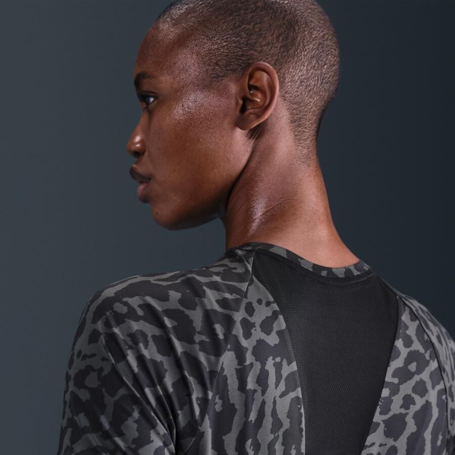 Nike Swift Dri-FIT hardlooptop met korte mouwen voor dames Zwart