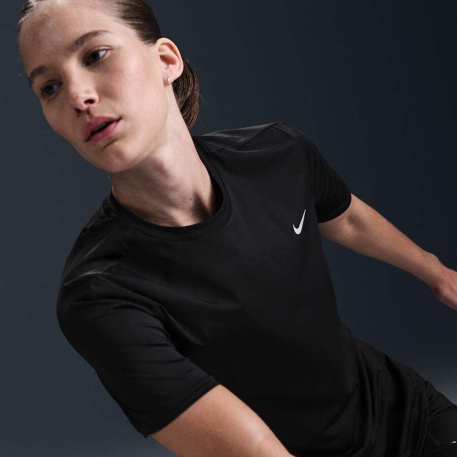 Nike Swift Dri-FIT hardlooptop met korte mouwen voor dames Zwart