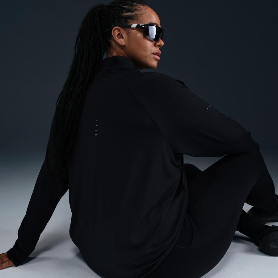 Nike Swift Dri-FIT hardlooptop met korte rits en uv-bescherming voor dames (Plus Size) Zwart - Foto 4