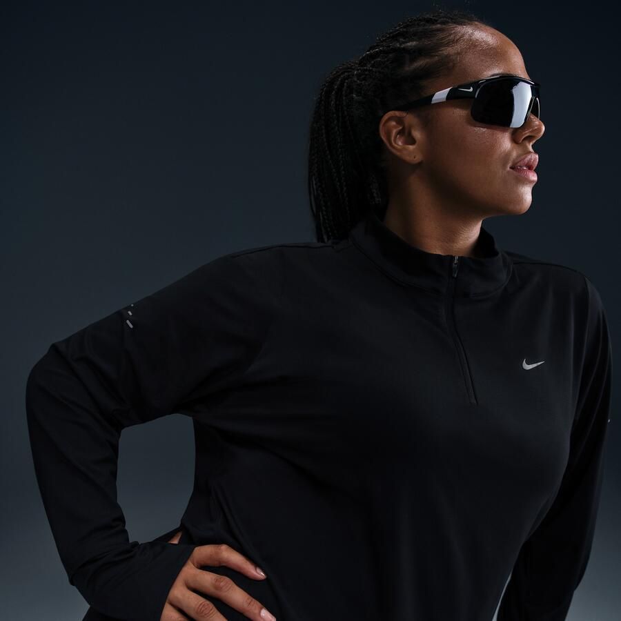 Nike Swift Dri-FIT hardlooptop met korte rits en uv-bescherming voor dames (Plus Size) Zwart
