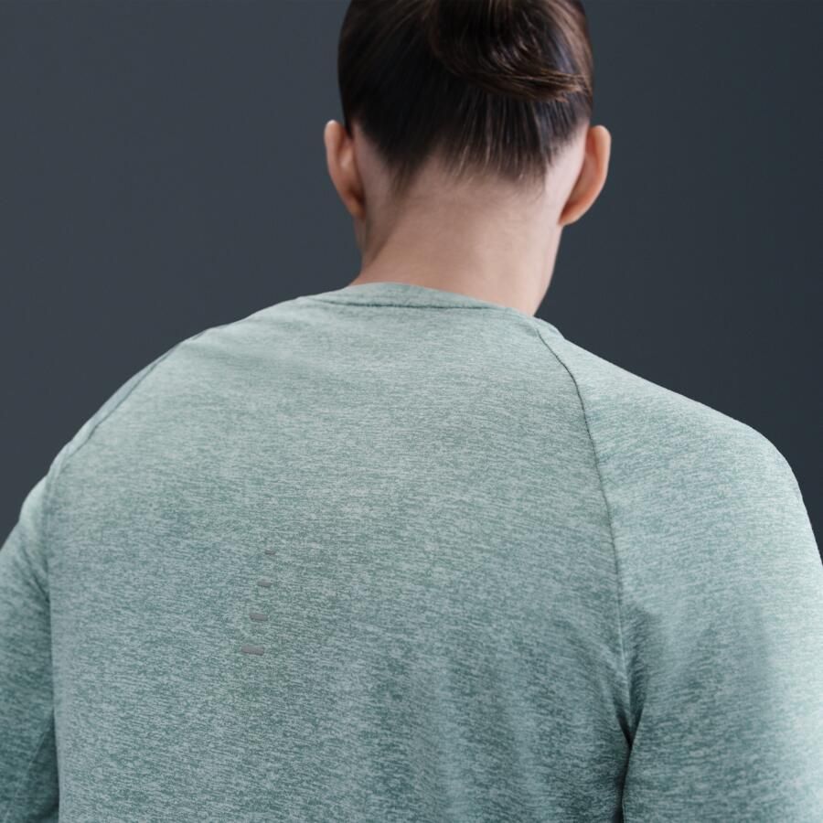 Nike Swift Dri-FIT hardlooptop met ronde hals lange mouwen en uv-bescherming voor dames Groen