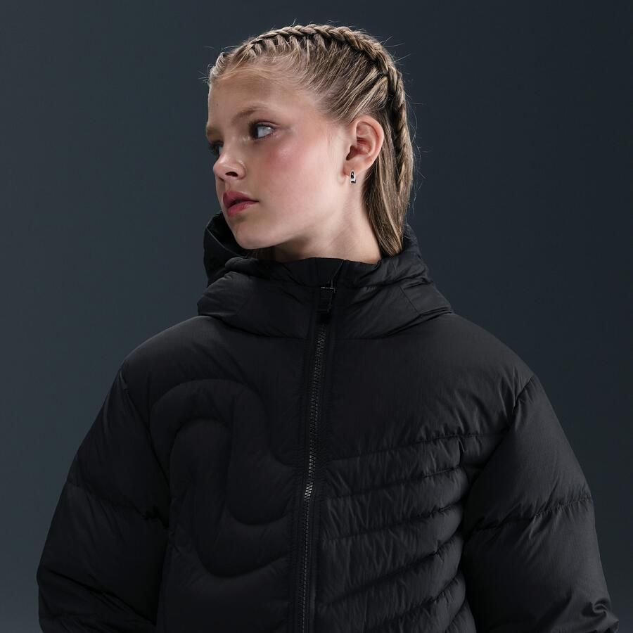 Nike Swoosh Therma-FIT ruimvallend pufferjack voor kids Zwart