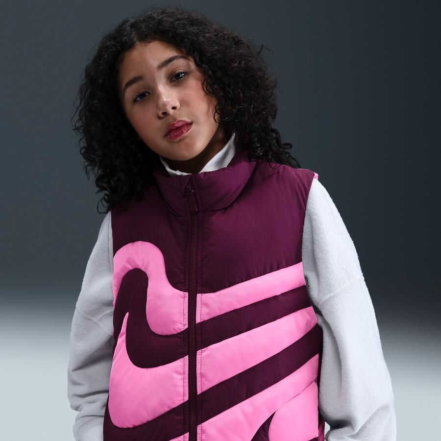 Nike Swoosh Therma-FIT ruimvallende bodywarmer voor meisjes Rood - Foto 4
