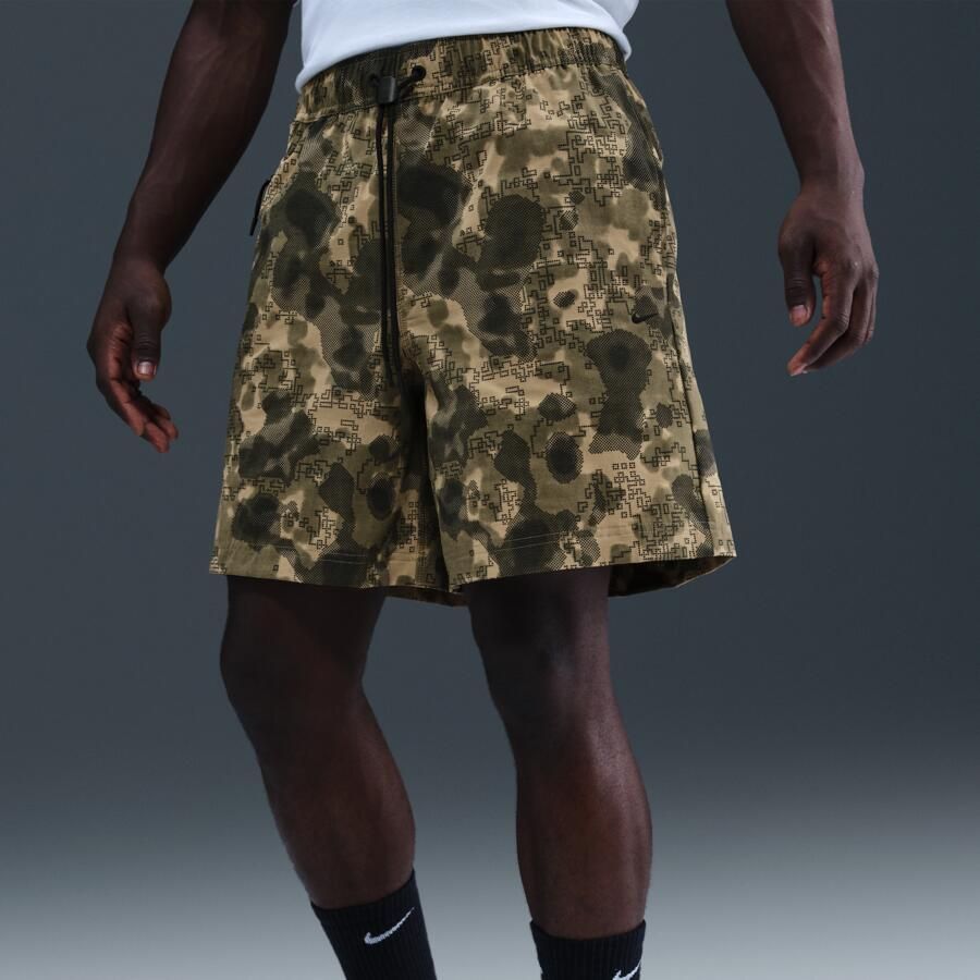 Nike Tech Dri-FIT geweven herenshorts met camouflageprint Bruin