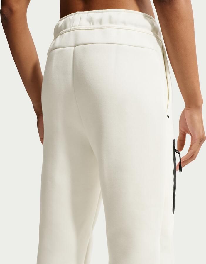 Nike Tech Fleece joggingbroek met halfhoge taille voor dames Wit