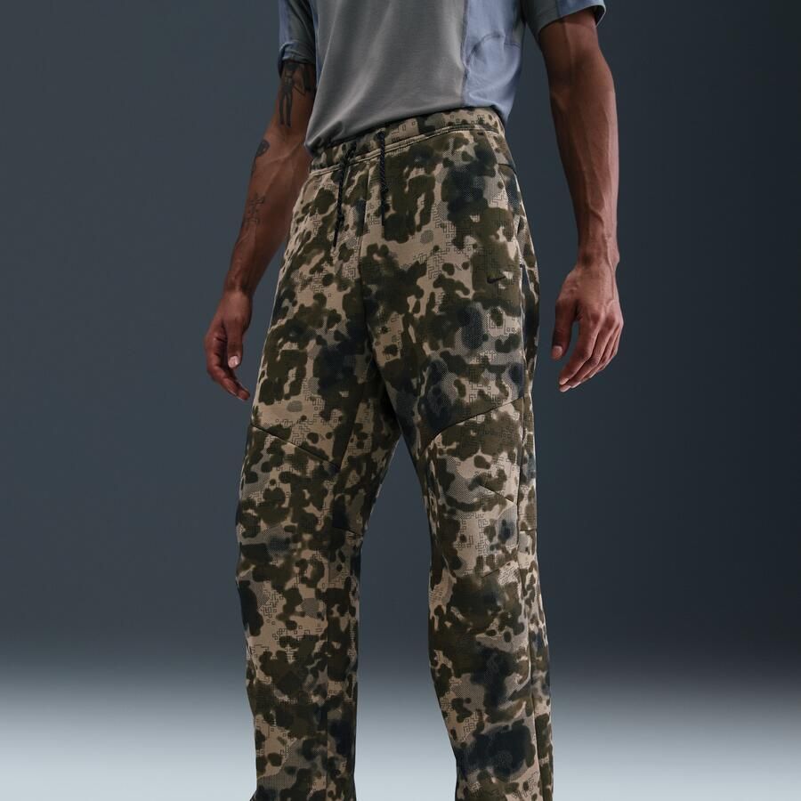 Nike Tech fleecebroek met camouflageprint met open zoom voor heren Bruin