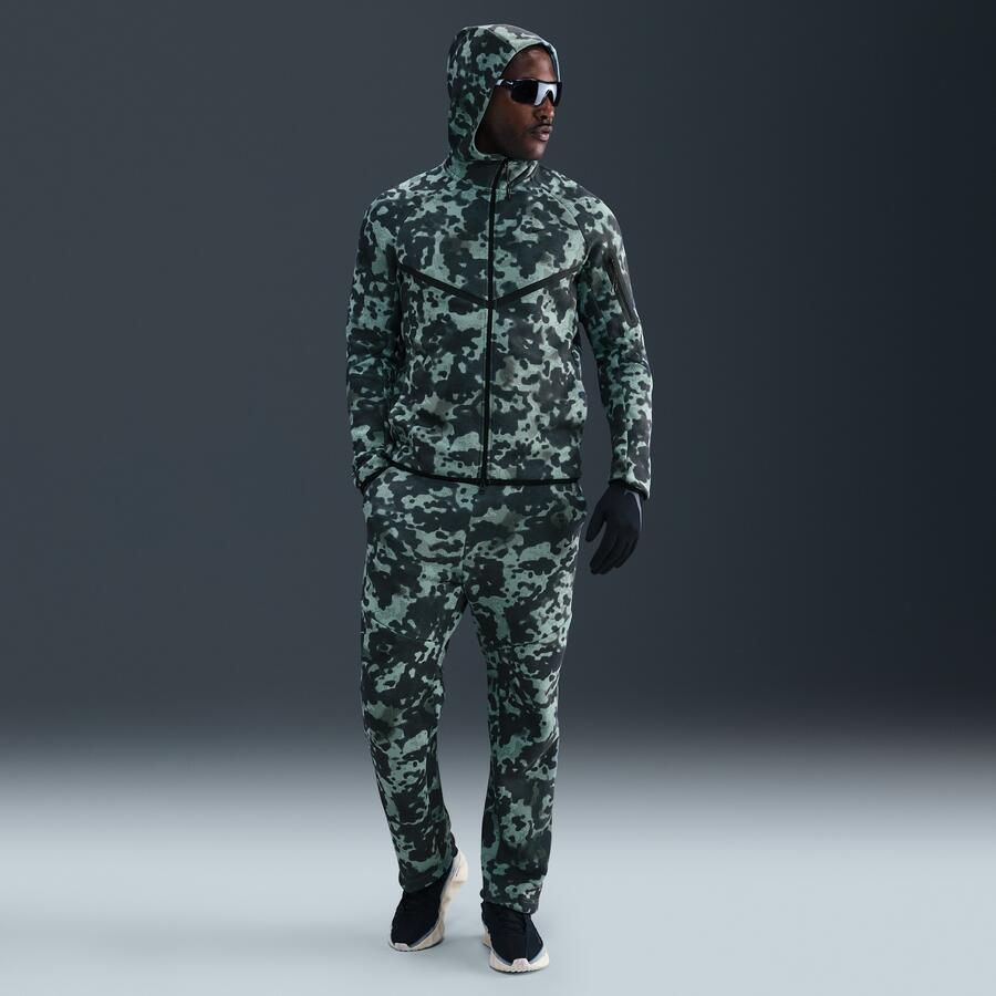 Nike Tech fleecebroek met camouflageprint met open zoom voor heren Groen - Foto 3
