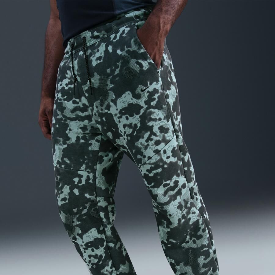 Nike Tech fleecebroek met camouflageprint met open zoom voor heren Groen
