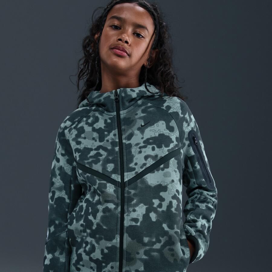 Nike Tech fleecehoodie met camouflageprint en rits over de hele lengte voor jongens Groen