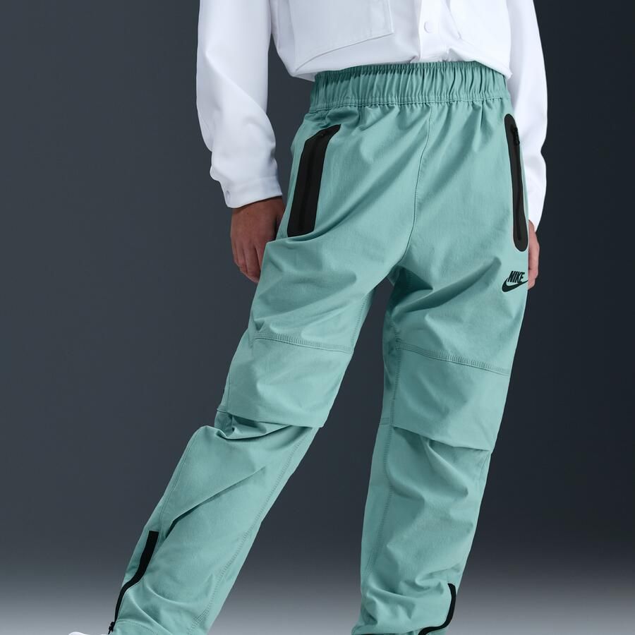 Nike Tech geweven jongensbroek Groen