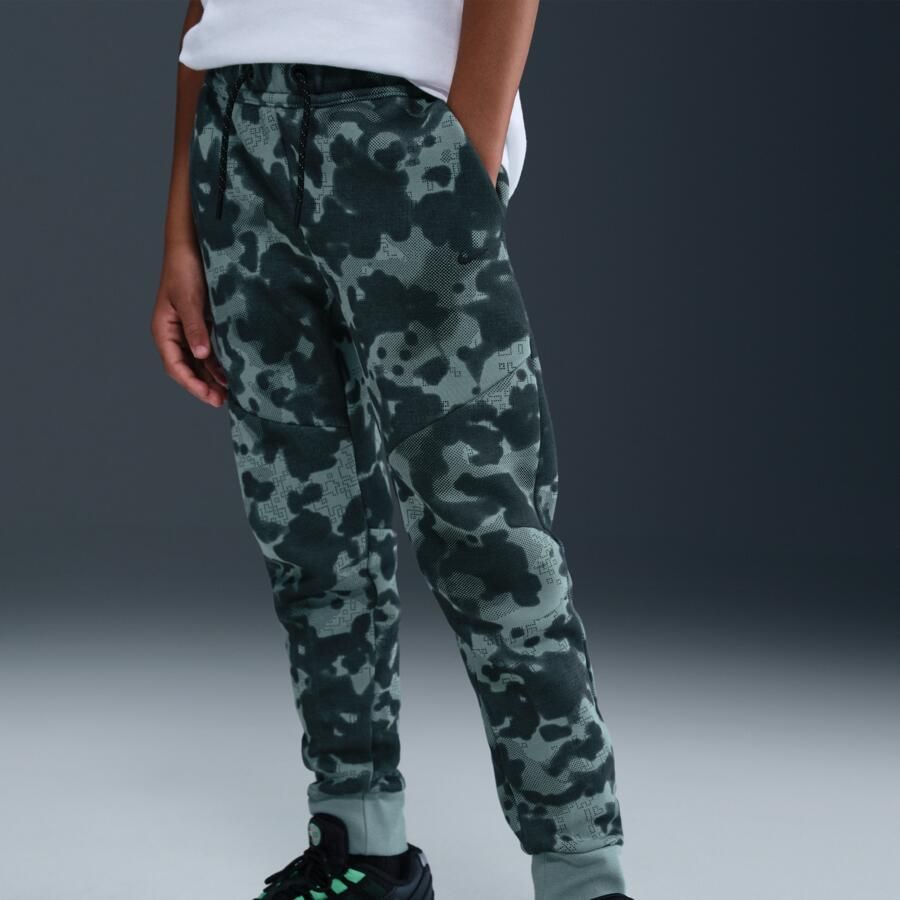Nike Tech joggingbroek van fleece met camouflageprint voor jongens Groen